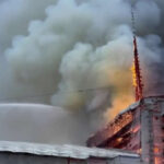 哥本哈根百年建筑发生火灾 标志性尖塔被火海吞没