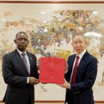 龙宇翔与布隆迪共和国驻华大使特雷斯弗尔·伊拉姆博纳亲切会见